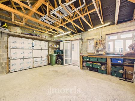 CAM02878G0-PR0059-STILL006.jpg