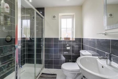 En-Suite to prinicple bedroom