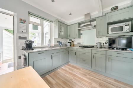 1320761-19-687943...