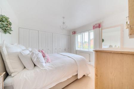 1335299-7-6894fb6...