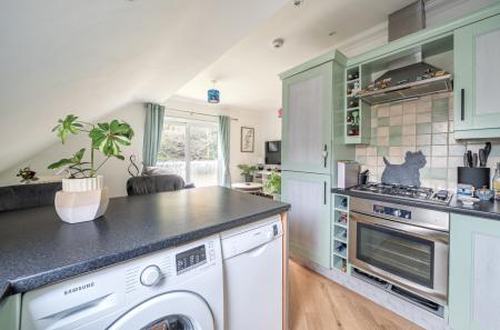 1373110-11-6904dd...