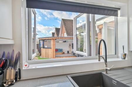 1385016-38-6925e2...