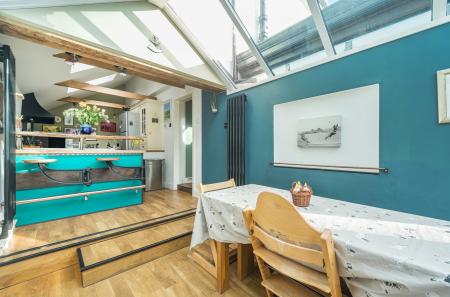 1384343-5-6925b12...