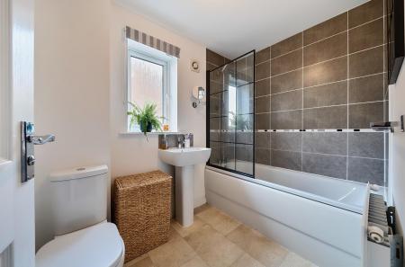 Hyton Drive deal for rent- family bathroom