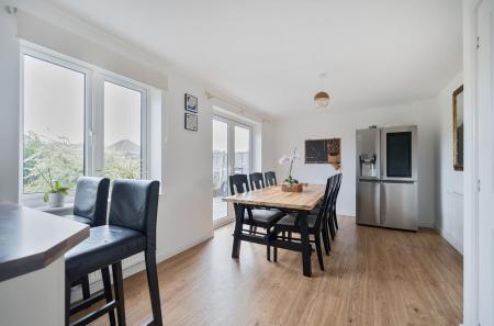Hyton Drive deal for rent- dining area