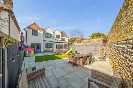 Homestead village Ramsgate, 3 bed room end of terr