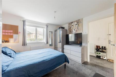 bedroom 1 lynx street.jpg