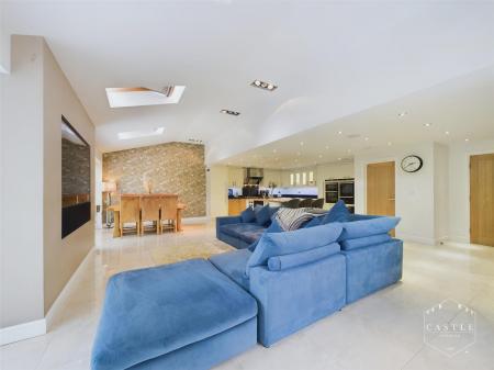 STUNNING OPEN PLAN LIVING KITCHEN