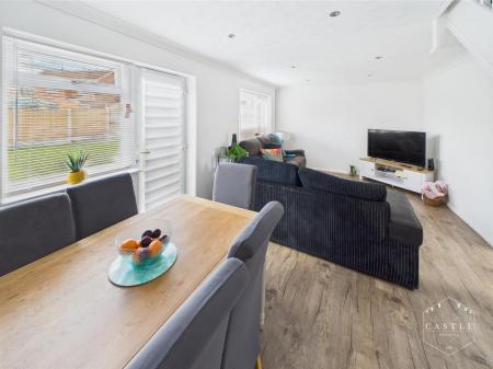 LOUNGE/DINING ROOM