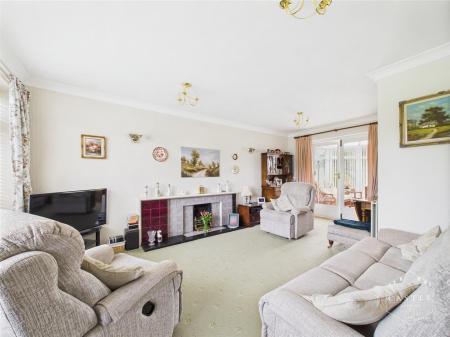 LOUNGE/DINING ROOM