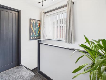 FIRST FLOOR LANDING