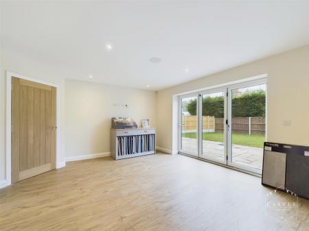 STUNNING OPEN PLAN LIVING / KITCHEN / DINING ROOM