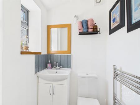 GUEST CLOAKROOM