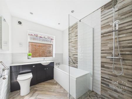 FAMILY BATHROOM