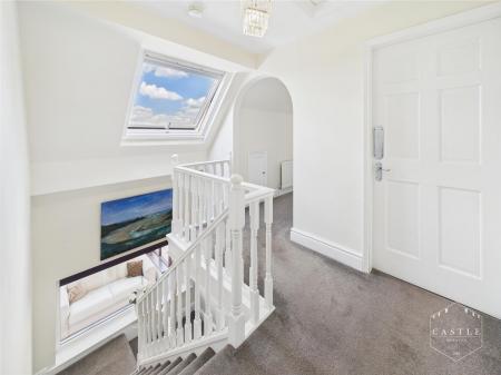 FIRST FLOOR LANDING
