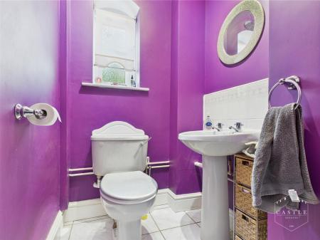 GUEST CLOAKROOM