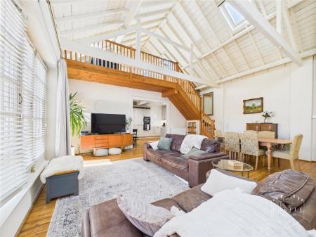 OPEN PLAN LOUNGE/DINING ROOM