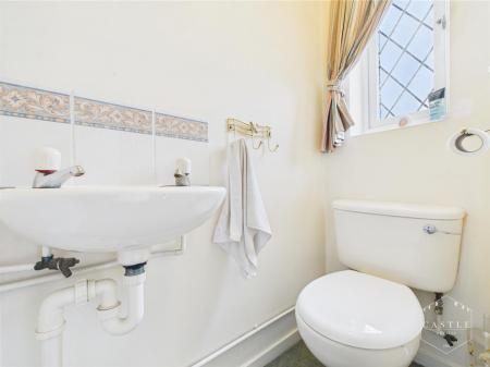 GUEST CLOAKROOM