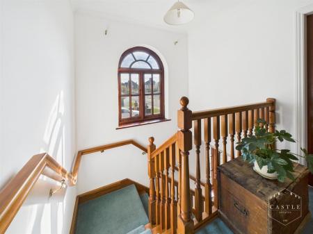 FIRST FLOOR LANDING