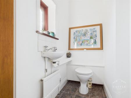 GUEST CLOAKROOM