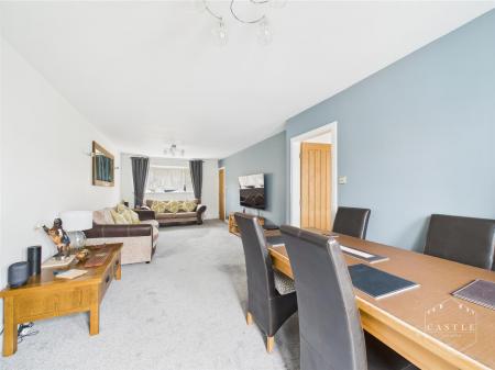 LOUNGE/DINING ROOM