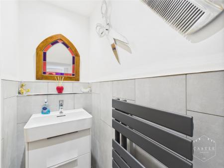 GUEST CLOAKROOM