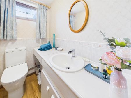 GUEST CLOAKROOM