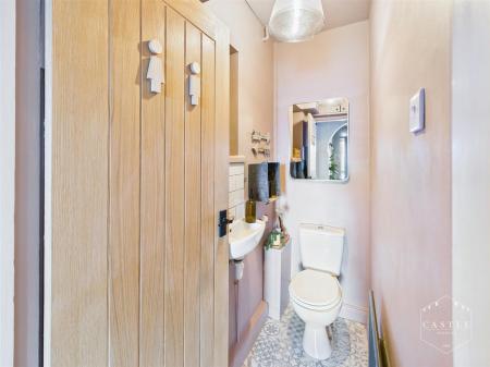 GUEST CLOAKROOM