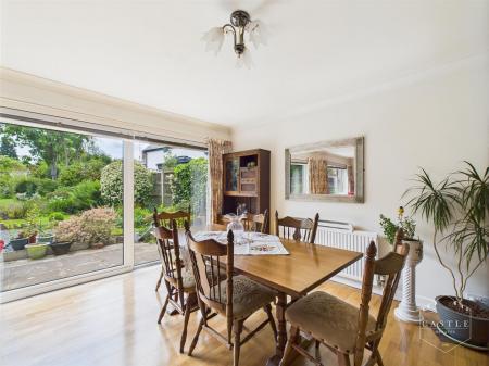 LOUNGE/DINING ROOM