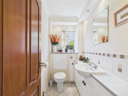 GUEST CLOAKROOM