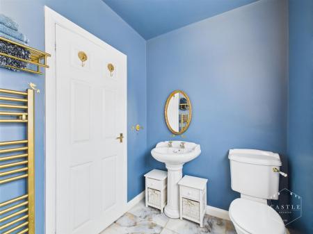 ENSUITE BATHROOM