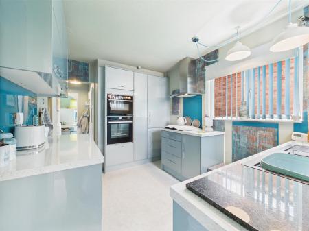 MODERN FITTED KITCHEN