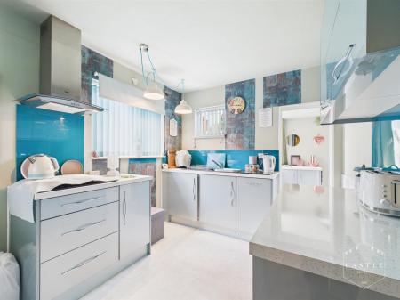 MODERN FITTED KITCHEN