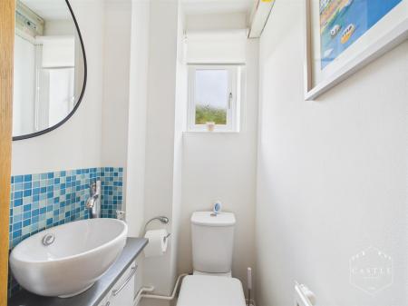 GUEST CLOAKROOM