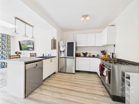 OPEN PLAN LIVING KITCHEN - Kitchen Area