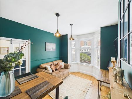 DINING/SITTING ROOM