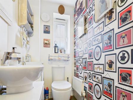 GUEST CLOAKROOM
