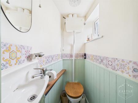 GUEST CLOAKROOM