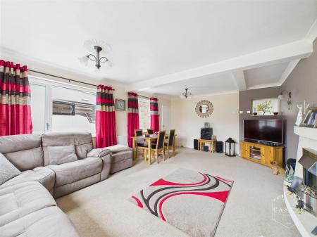 LOUNGE/DINING ROOM