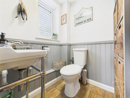 GUEST CLOAKROOM