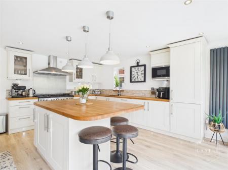LIVING KITCHEN