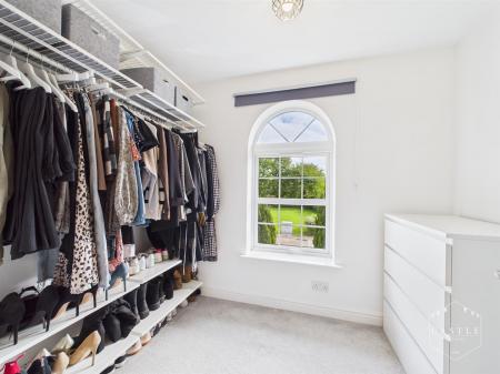 WALK IN DRESSING ROOM
