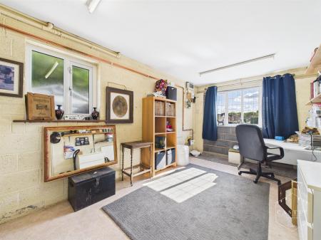 STUDY/HOBBIES ROOM