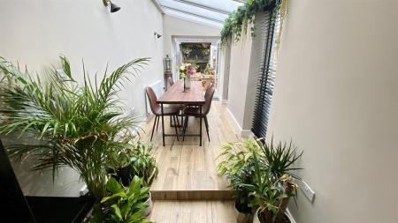 DINING/BREAKFAST ROOM