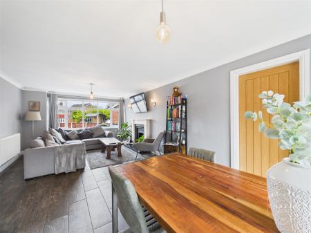 LOUNGE/DINING ROOM