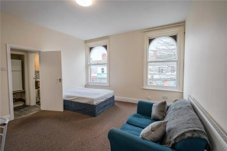 Flat 5 - Living/Bed