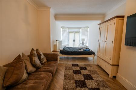 Living Room/Bedroom4