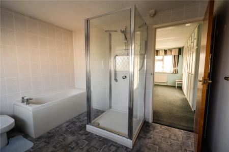 En-Suite Bathroom(2)