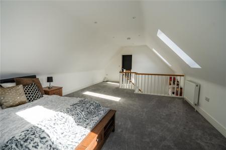 Dressing Room/Bed5