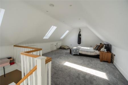 Dressing Room/Bed5